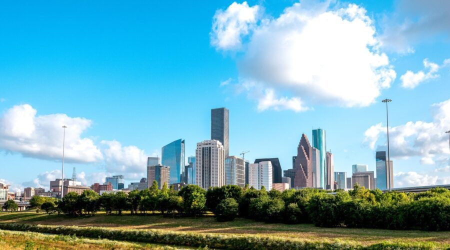 Best Golf Simulators in Houston: Where to Play Year-Round (Prices, Locations & Reviews)